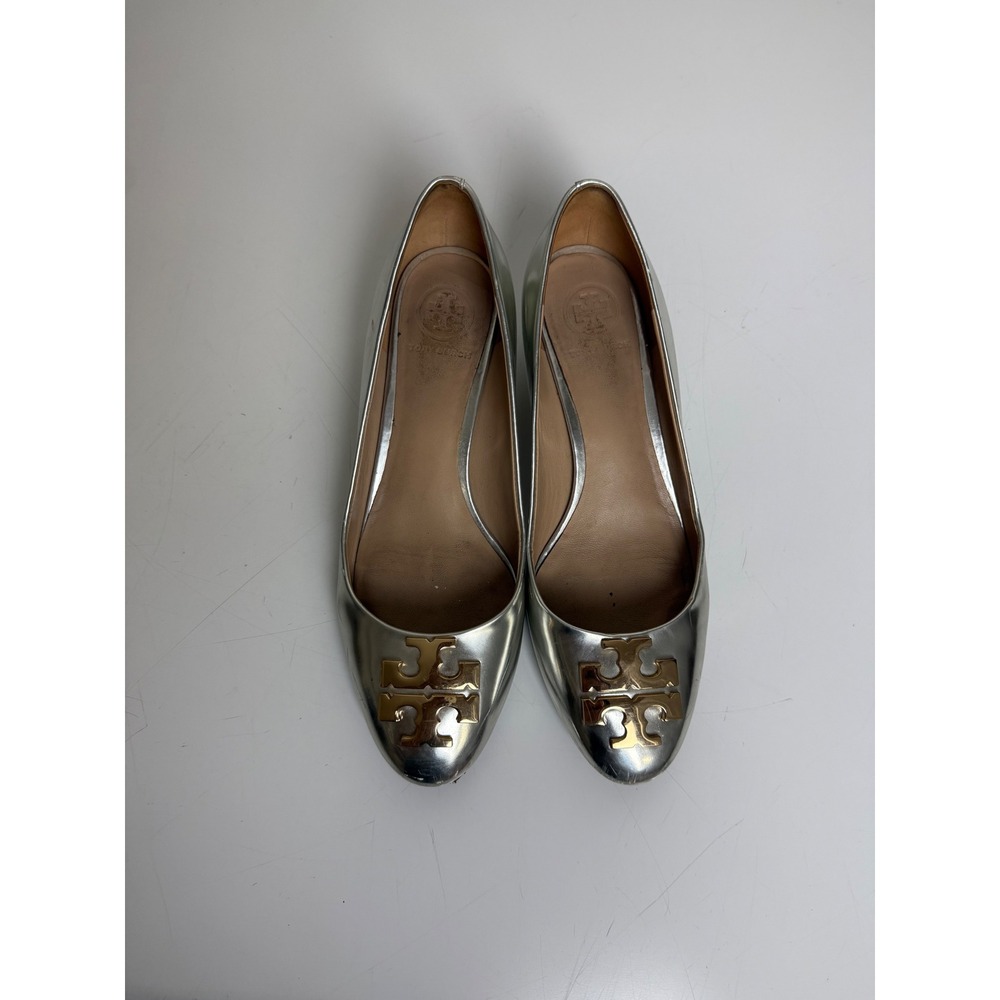 Tory Burch Silver Metallic Leather Reva Logo Block Heel Pumps Size 6M Flaw